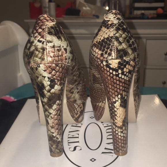 Size 6 Steve Madden platforms - Picture 3 of 4